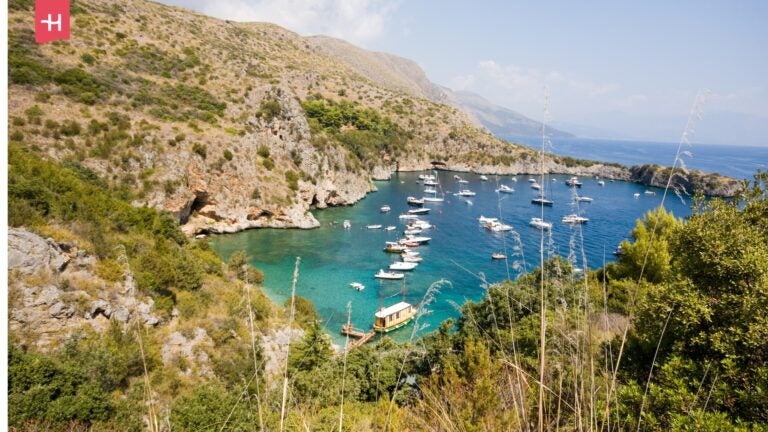 Vor Anker liegende Boote in der Baia degli Infreschi – einem der schönsten Strände Italiens