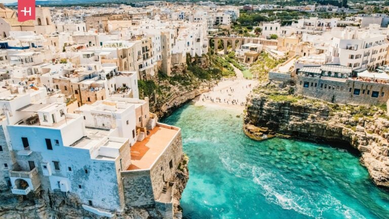 Die Stadt Polignano a Mare mit ihrem Sandstrand und türkisfarbenem Wasser
