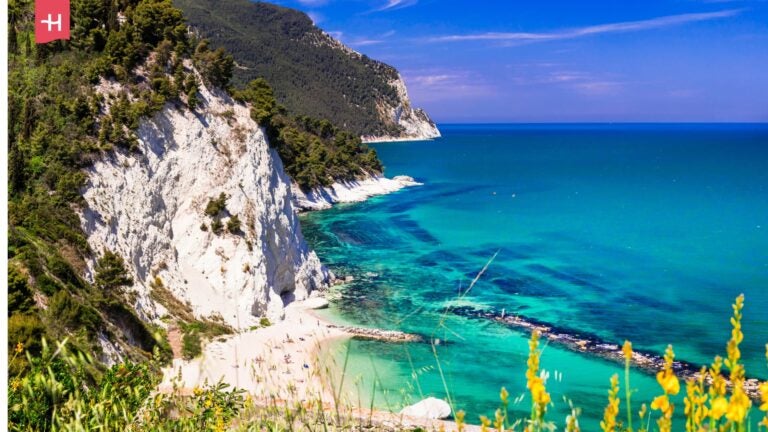 Meereslandschaft und Strände der Riviera del Conero