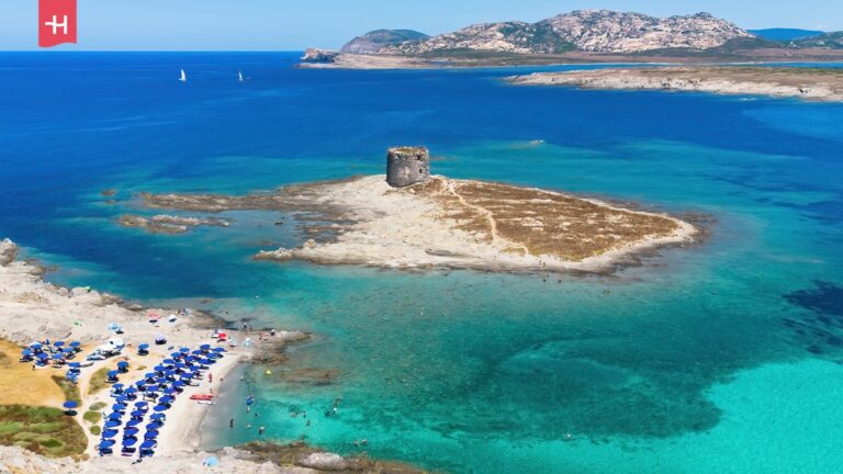 Luftaufnahme des historischen Wachturms Torre della Pelosa in Stintino, Sardinien