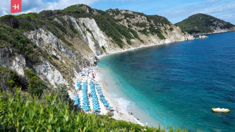 Der Strand von Sansone auf der Insel Elba im Sommer