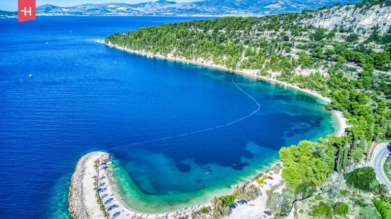 Atemberaubende Luftaufnahme des Kasjuni-Strandes in Split, Kroatien