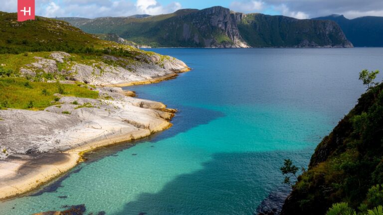 Die Stiniva-Bucht an der Südküste der Insel Vis – einer der schönsten Strände Kroatiens