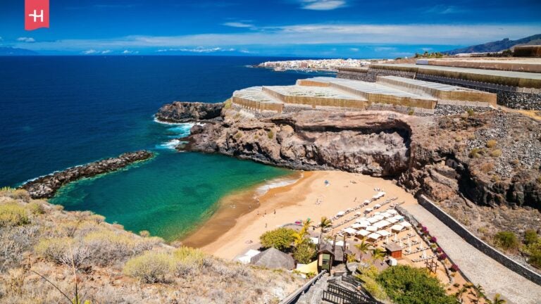Playa de Abama mit Bananenplantagen im Hintergrund, Teneriffa