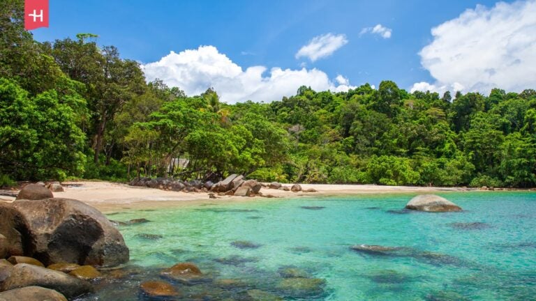 Sandstrand in Khao Lak – einer der schönsten Strände Thailands.