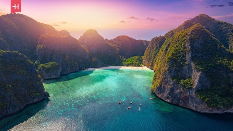 Vogelperspektive auf die tropische Insel Phi Phi Leh mit der Maya-Bucht und der Pileh-Lagune – einer der schönsten Strände Thailands.