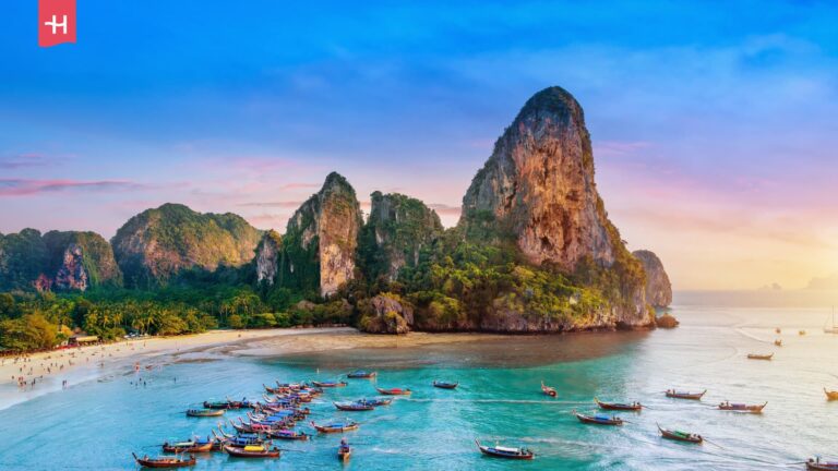 Railay Beach mit Longtail-Booten in Krabi, Thailand.