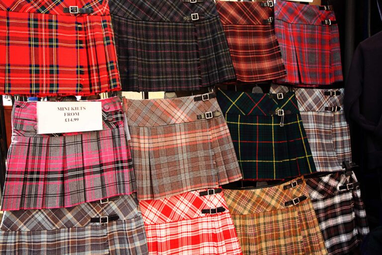 Eine Auswahl an traditionellen schottischen Mini-Kilts.