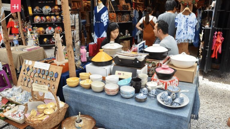 Ein belebter Marktstand in Malaysia.