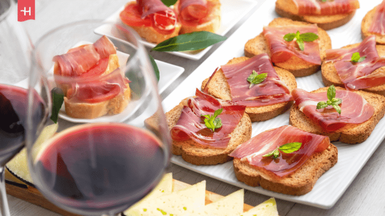 Eine Auswahl an spanischen Tapas auf einer weißen Platte.