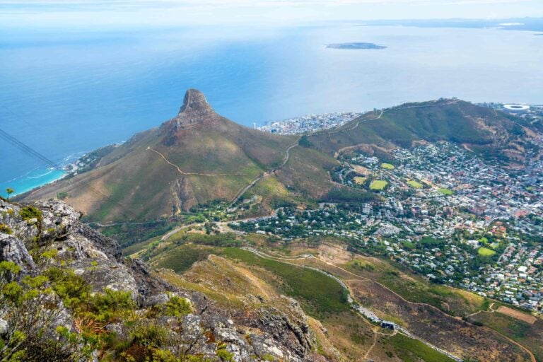 Blick vom Tafelberg hinab auf den markanten Gipfel des Lion's Head, Kapstadt.