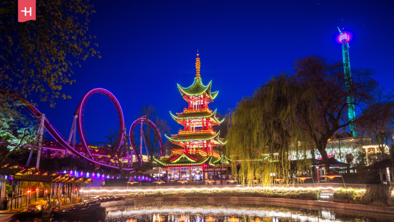 Der beleuchtete Freizeitpark Tivoli in Kopenhagen bei Nacht.