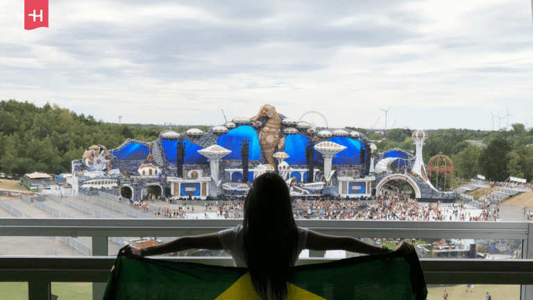 Eine Person blickt auf die Hauptbühne des Tomorrowland Festivals.