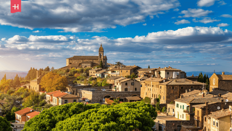 Blick auf das Bergdorf Montalcino in der Toskana.