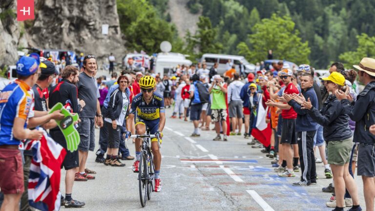 Radprofis beim Anstieg zur Alpe d’Huez während der Tour de France.