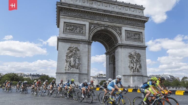 Teilnehmer bei der Tour de France in Paris auf den Champs-Élysées.