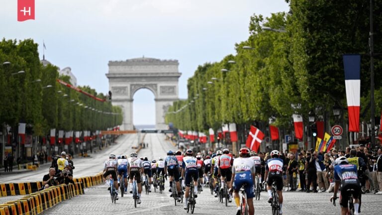 Das Radsport-Peloton der Tour de France auf der Avenue des Champs-Élysées.