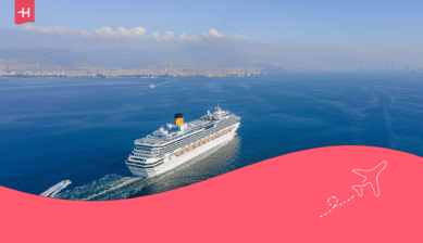 Kreuzfahrtschiff auf dem Meer vor einer Küste. Passend zum Thema: TUI Mein Schiff Internet.