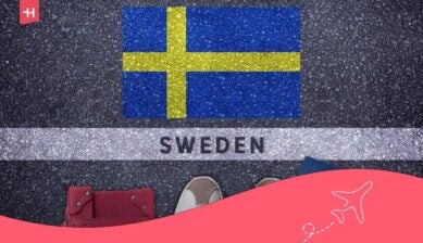 Blick von oben auf die auf den Asphalt gemalte Flagge von Schweden. Passend zum Thema: Urlaub in Schweden mit Kindern.