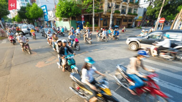 Belebter Straßenverkehr in Vietnam.