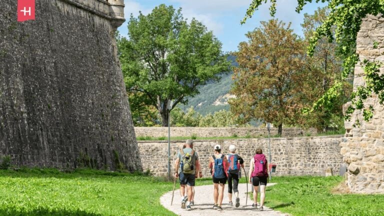 Eine Gruppe von Wanderern auf dem Jakobsweg. 