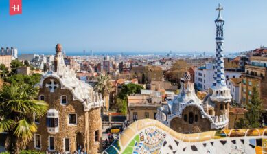 Blick vom Park Güell auf Barcelona; passend zum Thema Wofür ist Spanien bekannt.