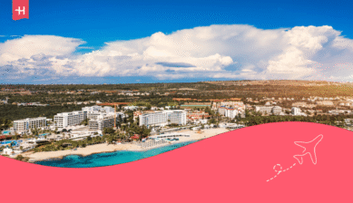 Luftaufnahme des Strandes von Nissi in Ayia Napa, Zypern; passend zum Thema Zypern schönste Strände.