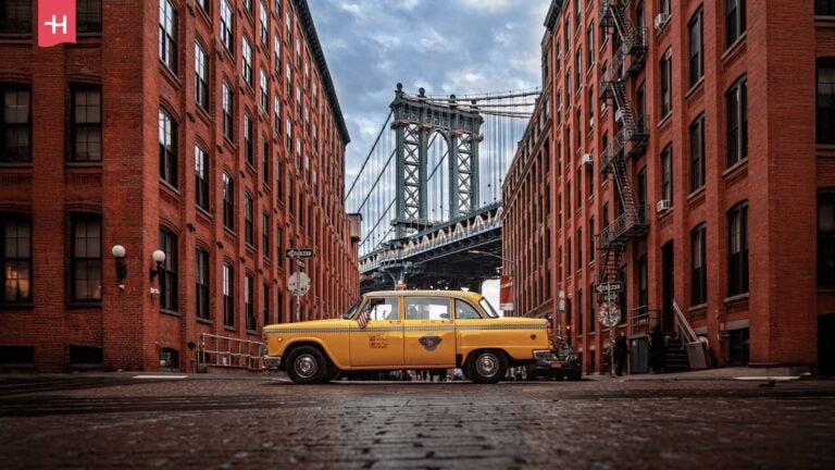 Gelbes Taxi vor der Manhattan Bridge in DUMBO, Brooklyn.