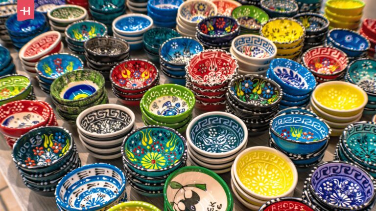 Bunt bemalte griechische Keramikschalen mit traditionellen Mustern.