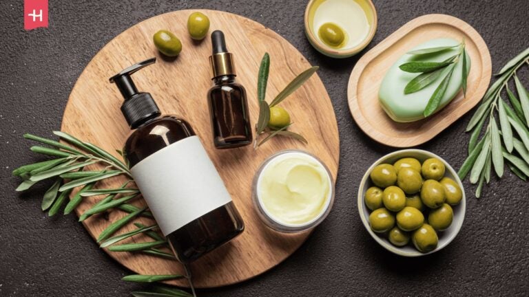Natürliche Kosmetikprodukte aus Olivenöl.