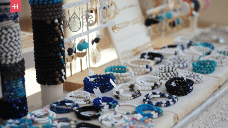 Handgemachte griechische Armbänder und Ohrringe auf einem Marktstand.
