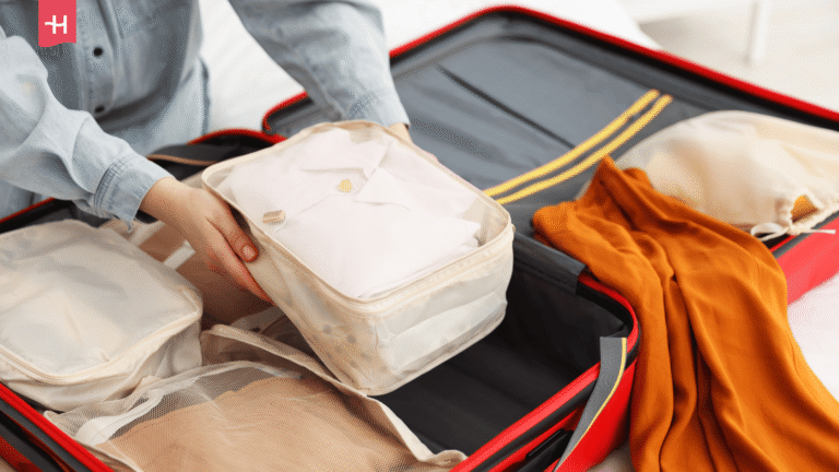 Person beim Packen mit Hilfe von Packing Cubes.