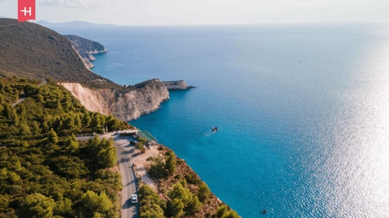 Luftaufnahme einer Küstenstraße an einer Klippe auf Lefkada, Griechenland.