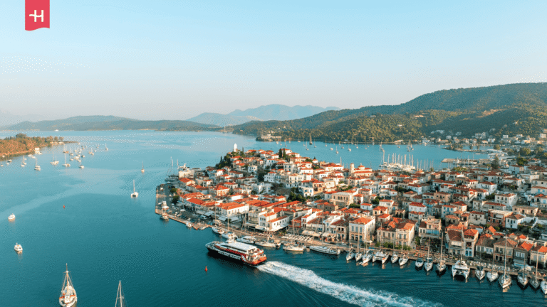 Luftaufnahme des Hafens und der Stadt auf der Insel Poros, Griechenland.