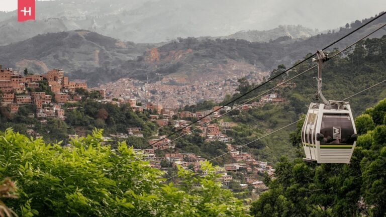 Metrocable-Gondel schwebt über den Hängen von Medellín