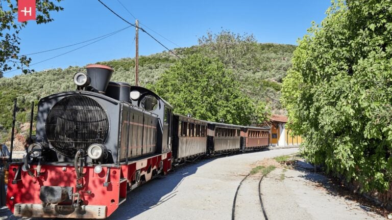 Dampfzug Moutzouris an einer Station im Pelion-Gebirge in Griechenland.