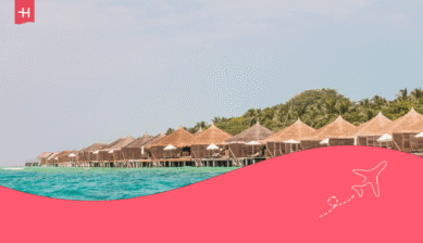 Wasserbungalows an einem tropischen Strand auf den Malediven.