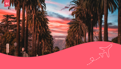Ein Blick auf das Hollywood-Sign umgeben von Palmen