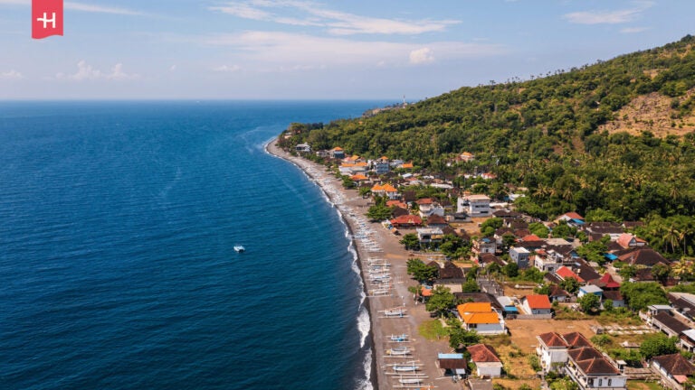 Luftaufnahme der Küste von Amed auf Bali
