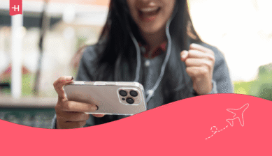 Frau verfolgt ein Spiel auf dem Smartphone