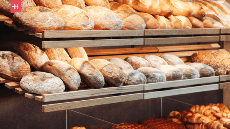 Frisches Brot im Bäckereiregal