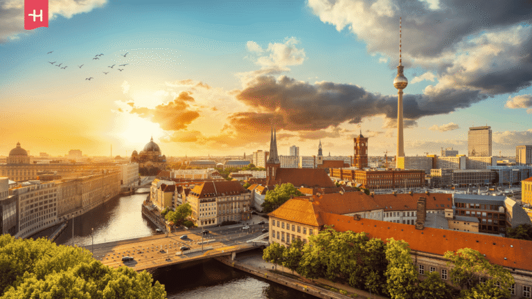 Berliner Skyline mit Fernsehturm und Spree