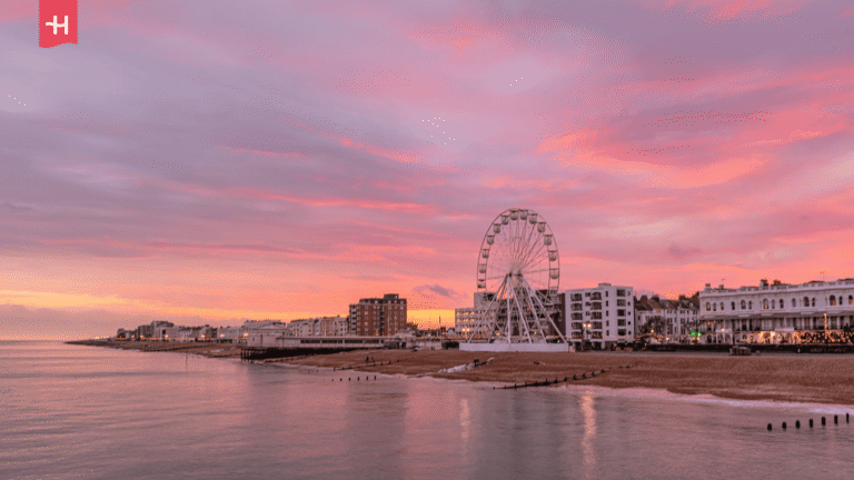 Riesenrad am Strand von Brighton bei Abenddämmerung