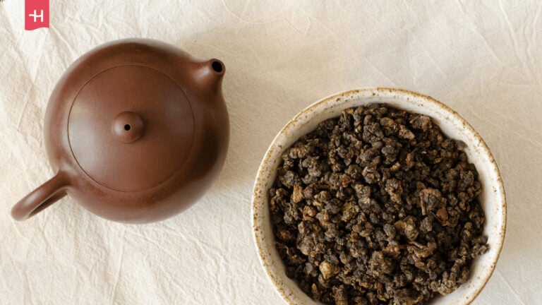 Chinesische Tonteekanne mit Oolong-Teeblättern