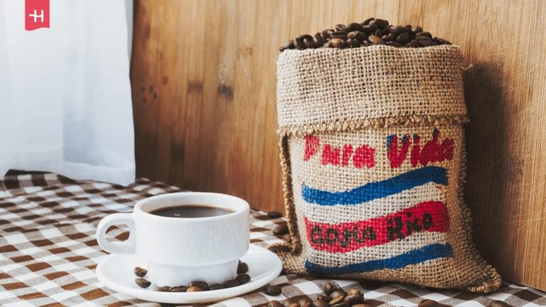 Kaffee und Jutesack mit Costa-Rica-Aufschrift