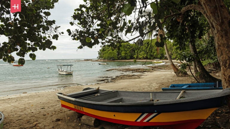 Fischerboot am Tropenstrand in Costa Rica
