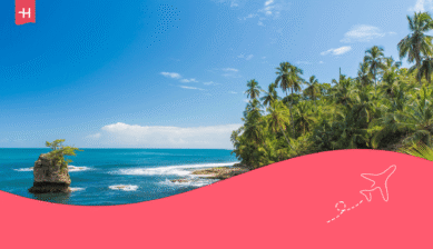 Karibikstrand mit Felseninsel in Costa Rica