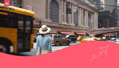 Frau vor dem Grand Central Terminal in NYC