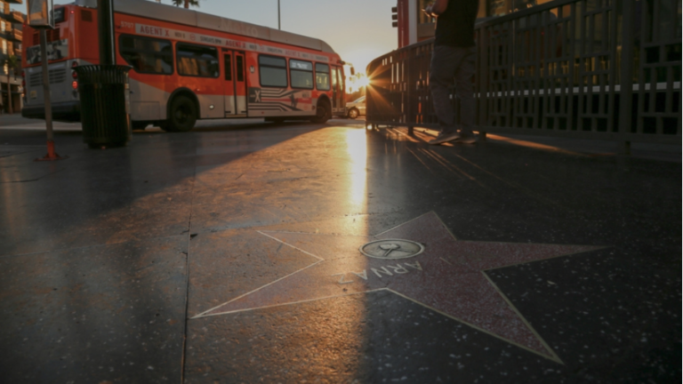 Walk-of-Fame-Stern mit Metro-Bus im Hintergrund
