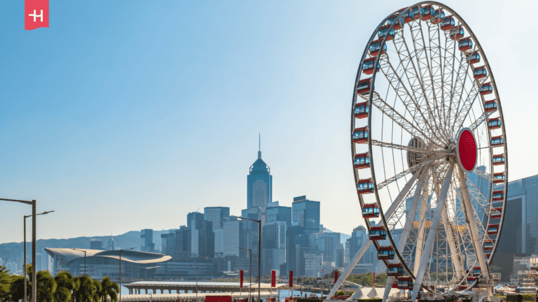 Riesenrad vor der Skyline von Hongkong